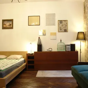 https://home-in-the-old-town.warsawhotelspoland.com